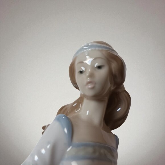 Vintage Lladro Cinderella #4828 Porcelain Figurine – “Lost Slipper” - Picture 9 of 15